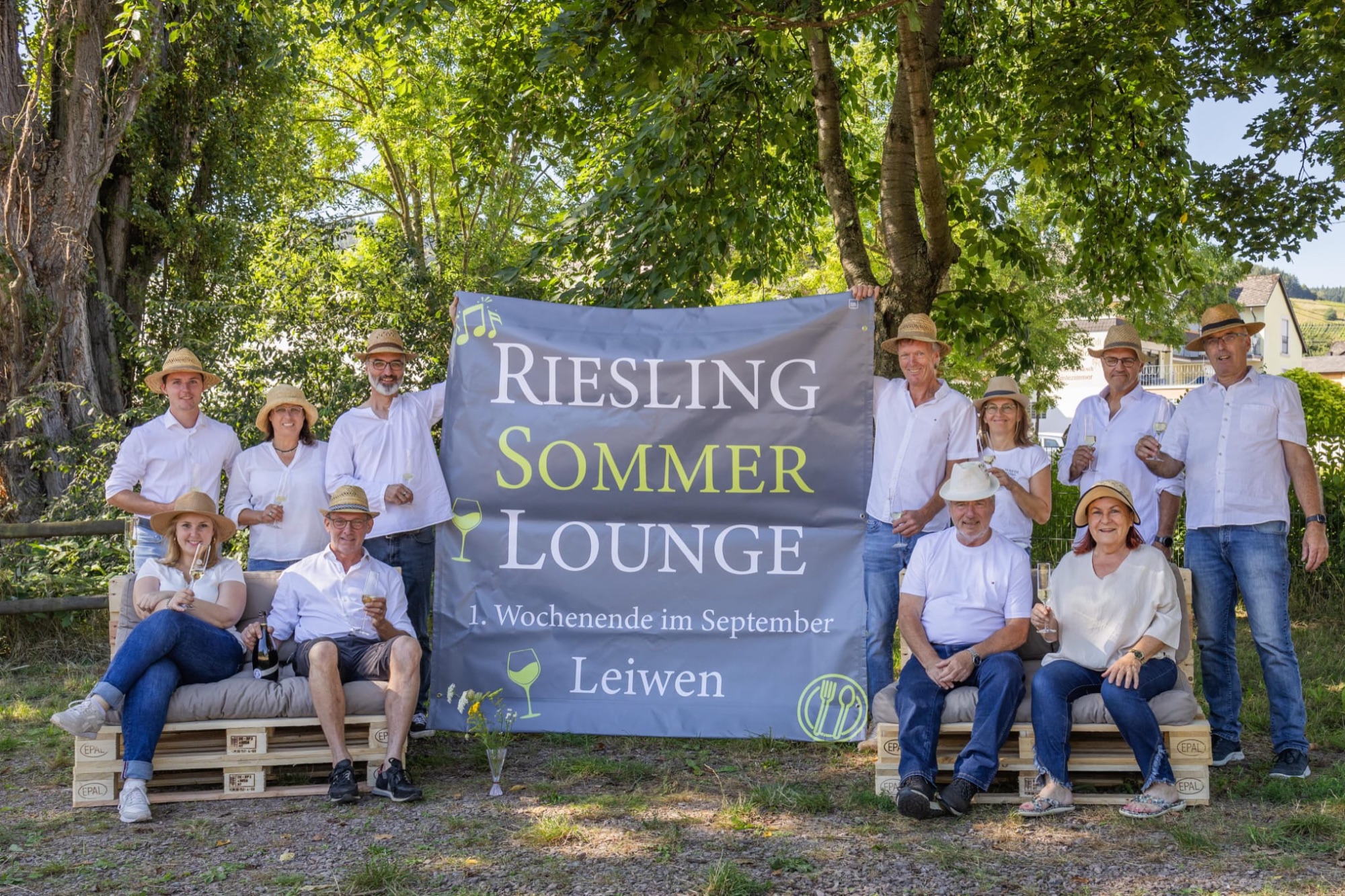 Das Organisationsteam der Riesling Sommer Lounge mit dem Vereinsbanner